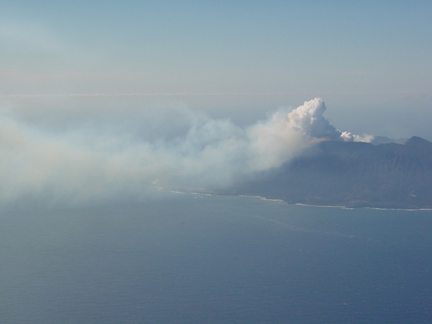三宅島の火山ガスを大量に含む噴煙